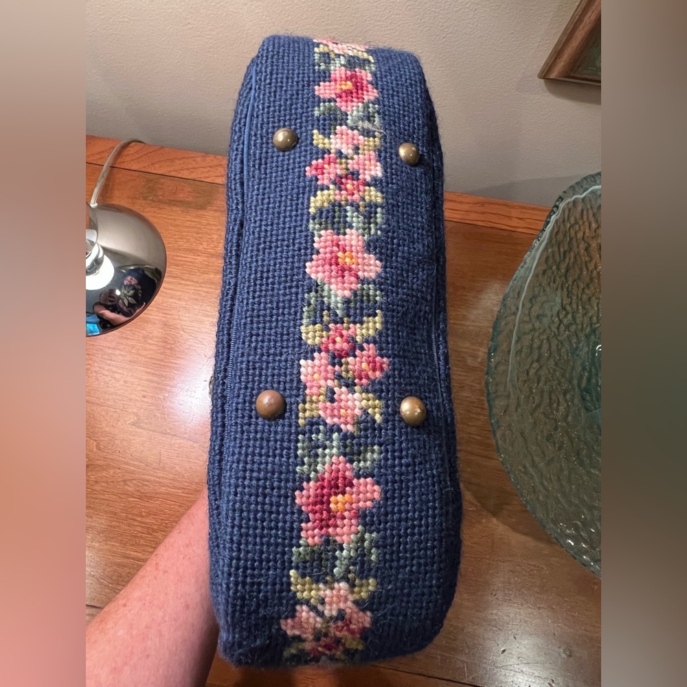 Vintage Antique Floral Needlepoint Tapestry Handbag in Beautiful Condition - Picture 6 of 11